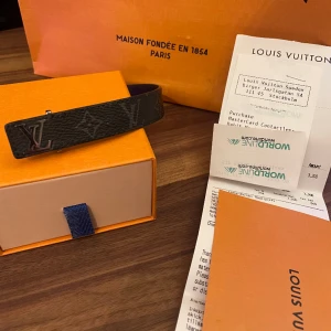 Louis Vuitton armband finns kvitto  - Säljer då jag inte använder det längre. Finns kvitto inga skador nästan aldrig använd armbandet är köp i Stockholm ny pris 3200