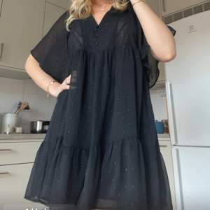 Svart mini klänning med fina detaljer från Zara förra året❤️ Endast använd vid två tillfällen❤️