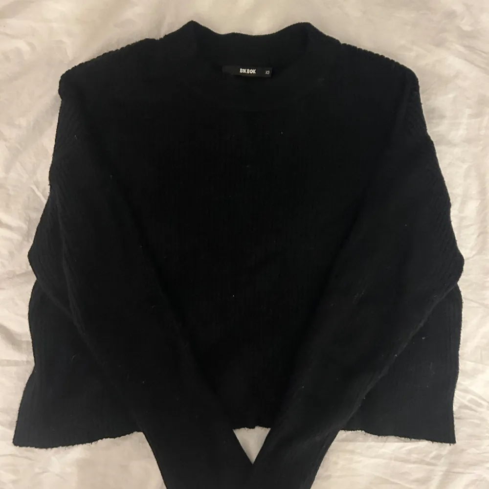 Säljer denna perfekta svarta stickade tröjan från bikbok. Säljer då den inte kommer till användning🫶🏼. Tröjor & Koftor.