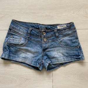 lågmidjade denim shorts - ett par jätte fina vintage lågmidjade shorts, helt perfekt skick 