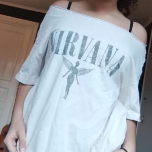 ✮ Klippt Nirvana tröja! Köptes från H&M för 199kr, väl använd o bra skick.✮