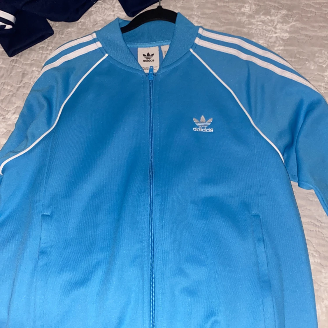 Adidas teöja