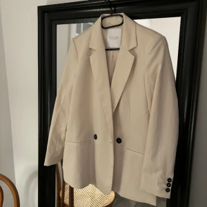 Beige kavaj - Beige kavaj från sisterspoint, använd få gånger! Passar mig som vanligtvis bär s/m (ordinarie pris 499kr)