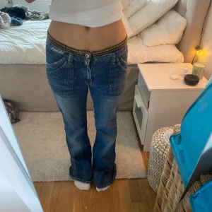 Bootcut jeans - Supercoola unika lågmidjade bootcut jeans! Midjemått: 38,5 cm rakt över innerbenslängd: 81 cm💖💖