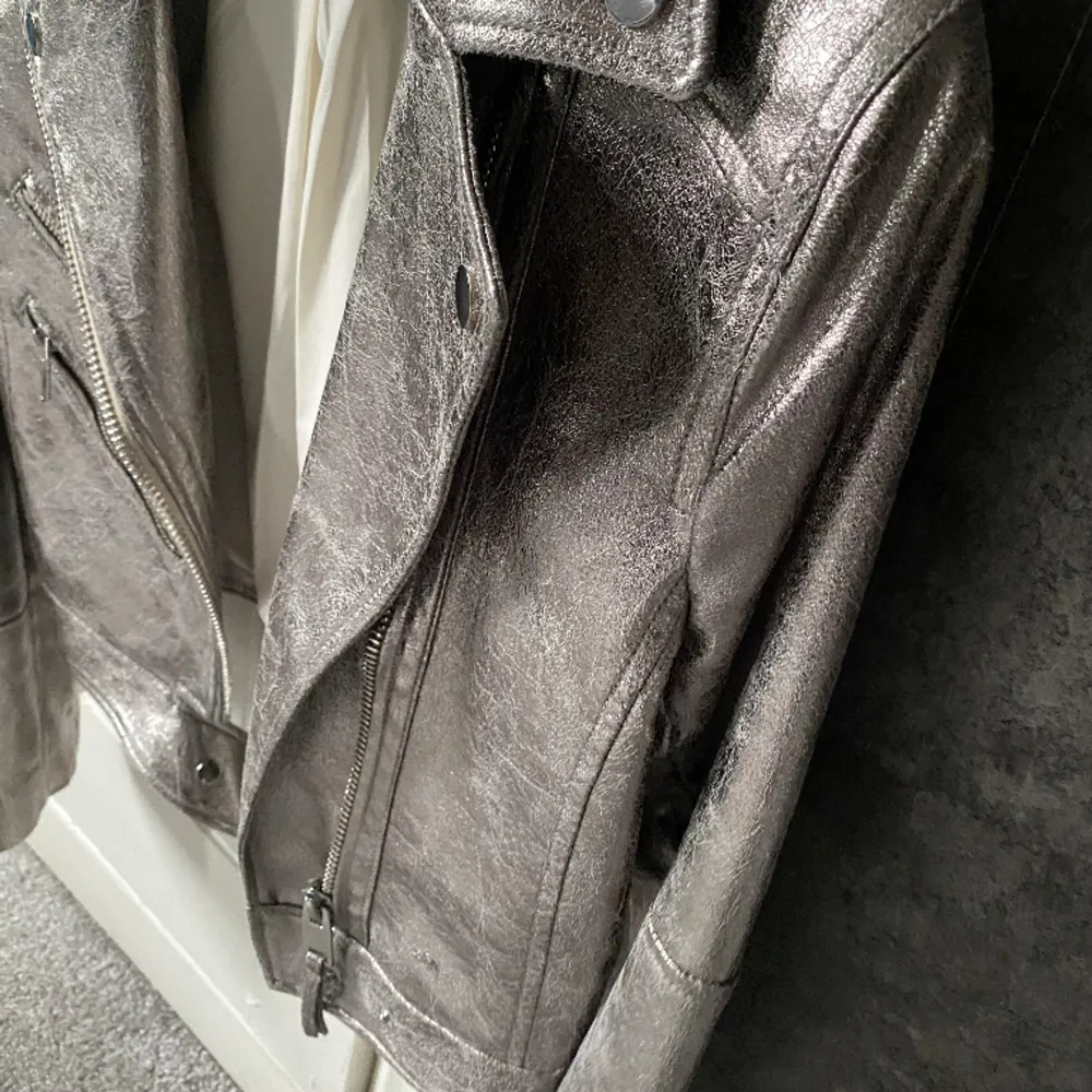 Skinnjacka från H&M strl 34 /xs i silver, knappt använd, perfekt till sommarens festivaler . Jackor.