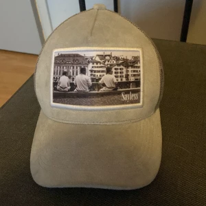 Grå Velvet keps från say less limited edition. Skicket på kepsen är 7/10. Köparen står för frakten - One size 