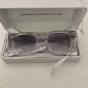 Super fina chimi solglasögon som säljs då de inte kommer till användning! Modellen 04 i, färgen clear som inte går att få tag på på deras hemsida längre! Mycket bra skick då de är iprincip oanvända, använt dem 2 gånger!  Nypris: 1250, köpta 2023