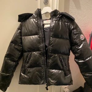 Dunjacka  - En varm och snygg vinterjacka som endast provats men ser sliten ut på utsidan. Jackan passar xxs-xs💕