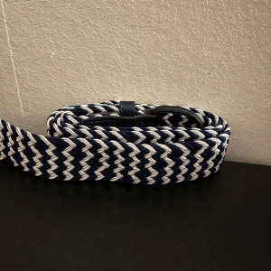 Flätat bälte  - ”Grish”-bälte blått och vit randigt. Har 3 st helt oanvända.