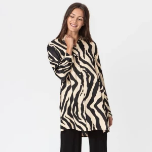 NY! Skjorta zebra mönster stl L - Så snygg zebra mönstrad lång skjorta i stl L (rymlig stl) Endast provad, lapparna kvar 499:- 100% viskos med blank siden känsla 