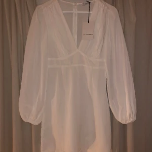 Vit klänning  - Vit klänning helt ny