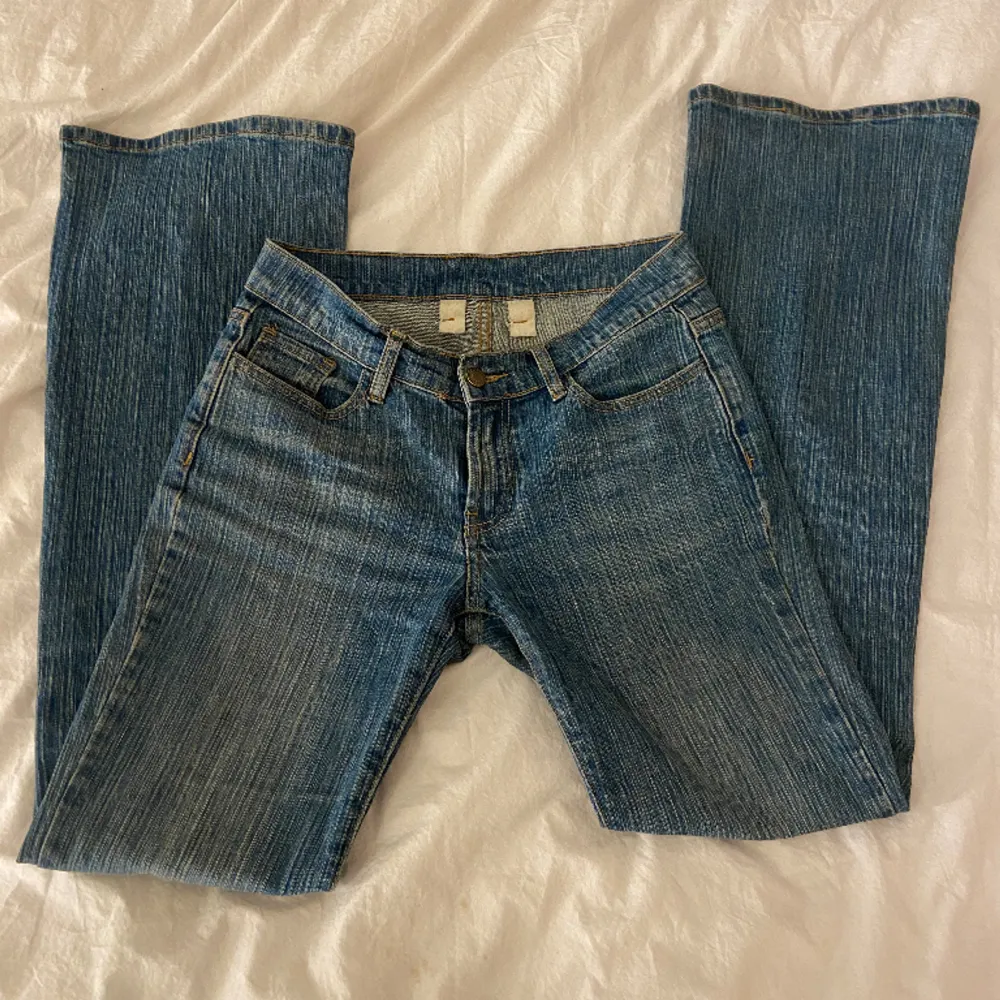 supersnygga lågmidjade jeans från brandy melville! passar mig som är ca 170💕hör av er om ni ville har fler bilder eller har några frågor☺️midjemåttet tvärs över är ca 39 cm!💕. Jeans & Byxor.