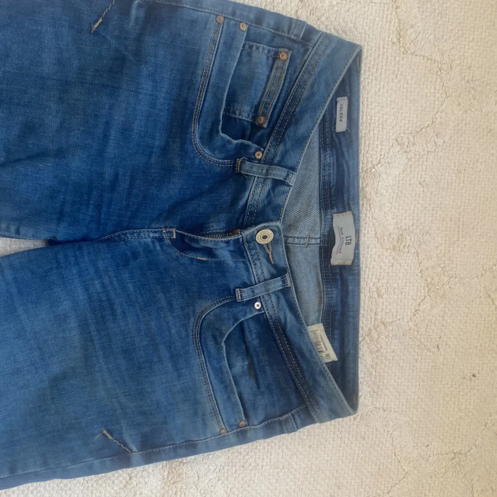 Säljer dessa super fina ltb jeans då de inte passar. Lite missfärgade längst nere. Skriv för fler bilder.  Frakt är redan med räknat i priset.  💕💕 Kan sänka priset vid snabb affär.. Jeans & Byxor.