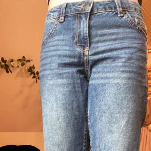 Ett par jeans från h&m Använda typ 2 gånger, säljer dem för de är inte riktigt min stil! Annars e dem super sköna å snygga🙌❤️  Använd gärna köp nu funktionen🫶🏼