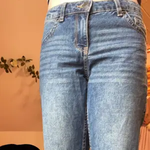 Ett par jeans från h&m Använda typ 2 gånger, säljer dem för de är inte riktigt min stil! Annars e dem super sköna å snygga🙌❤️  Använd gärna köp nu funktionen🫶🏼