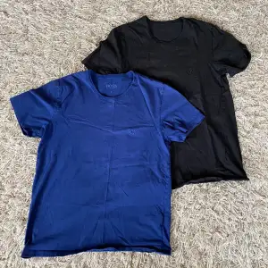 Två snygga Hugo boss T-shirtar i samma storlek och samma paket! Säljs pga att dom blivit för små. Köparen står för frakt💫