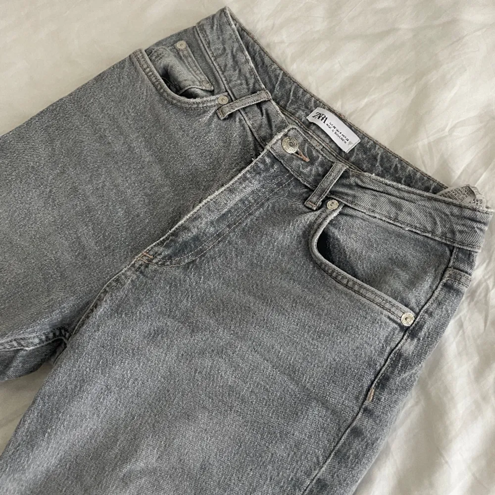 Super fina jeans med straightleg från Zara! Tajta vid rumpan och lår men går sedan ut, storlek 36, är lite stretchiga. . Jeans & Byxor.