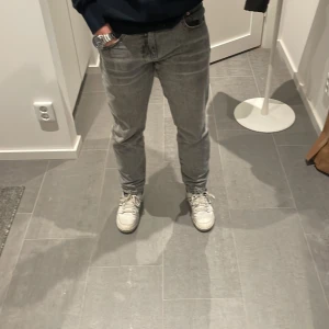 Woodbird jeans gråa - Gråa woodbird jeans i bra skicka, säljer för att de är lite för små. Köpte de för 799kr.