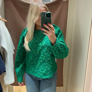 Grön blus - Säljer denna superfina gröna blus då den tyvärr inte kommer till användning. Endast använd en gång. Köptes för 449kr