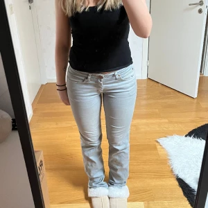 Lowwaisted Acne jeans - Så fina acne jeans som är lågmidjade och bootcut. Säljer då dom har börjat bli för små för mig . Storlek 29/32. Skulle säga att det är en blågrå färg. 💙🩶