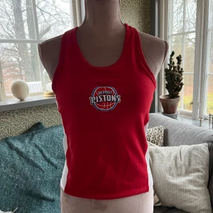 y2k linne - Snyggt y2k linne som passar till allt. Äkta 00 stil. Hör gärna av dig om mer information eller bilder😊