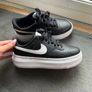 Sneakers ifrån Nike som är som nya, storlek 37,5. 500 kr + frakt✨använd köp nu