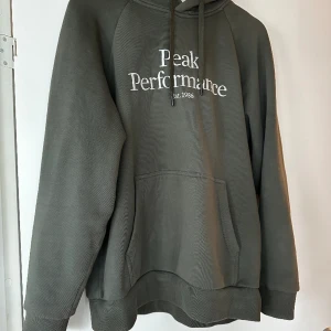 Peak performance hoodie - Grön hoodie storlek L.  Sparsamt använd, säljes endast för att det blivit för stor. 