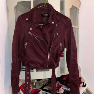 snygg bickerjacka - nyskick röd mocka bickerjacka från pull & bear 💕🎀