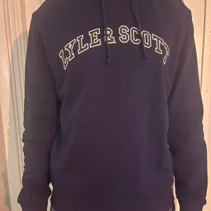 Lyle&Scott Hoodie  - Färg:Mörk blå Storlek:Medium Skick:9/10 Nypris:420kr Mitt pris:150kr Modellens längd:180cm