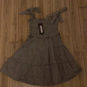 Gullig klänning 🌸 - Jätte söt klänning som tyvärr hann bli för liten då jag glömde bort att jag hade den. Jag är en S så jag skulle säga att klänningen är i en XS eller XXS 