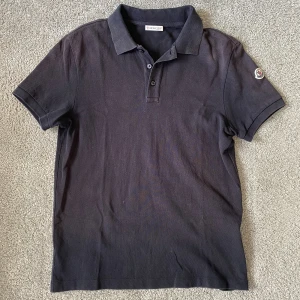 Moncler Pike - Moncler Pike i marinblå/svart i storleken S. Skick: 6-7/10. Bara att höra av dig för fler bilder/frågor.