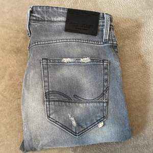 Snygga ripped jack and Jones jeans | Storleken är 30/34 | Modellen är slim fit/ GLENN | Skicket är ca 8/10 | Hör av er vid frågor!