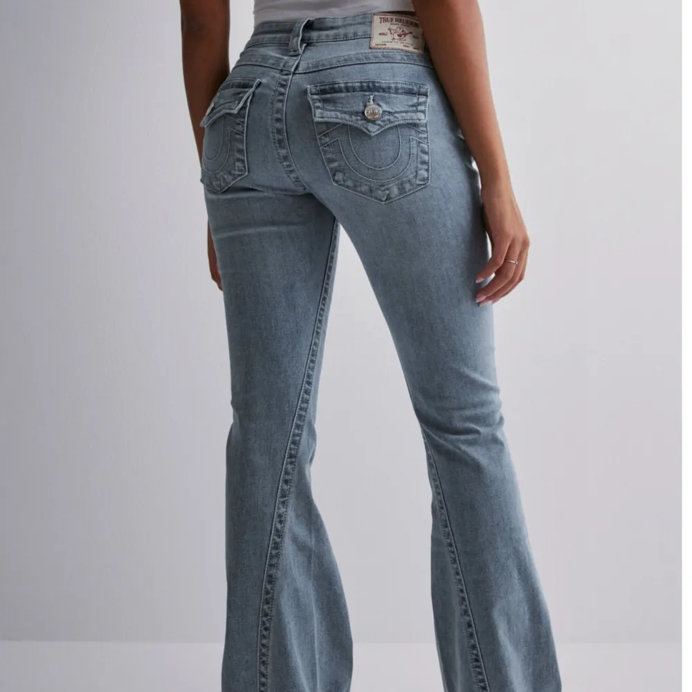 Superfina lågmidjade jeans från true religion💘Säljer då de inte kommer till användning! Nypriset är 1199kr men är slutsålda i denna storlek💕. Jeans & Byxor.
