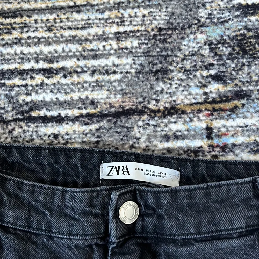 Ett par fina nästan oanvända cargo jeans köpta från Zara. Dem e straight legged men wide vid låren.. Jeans & Byxor.