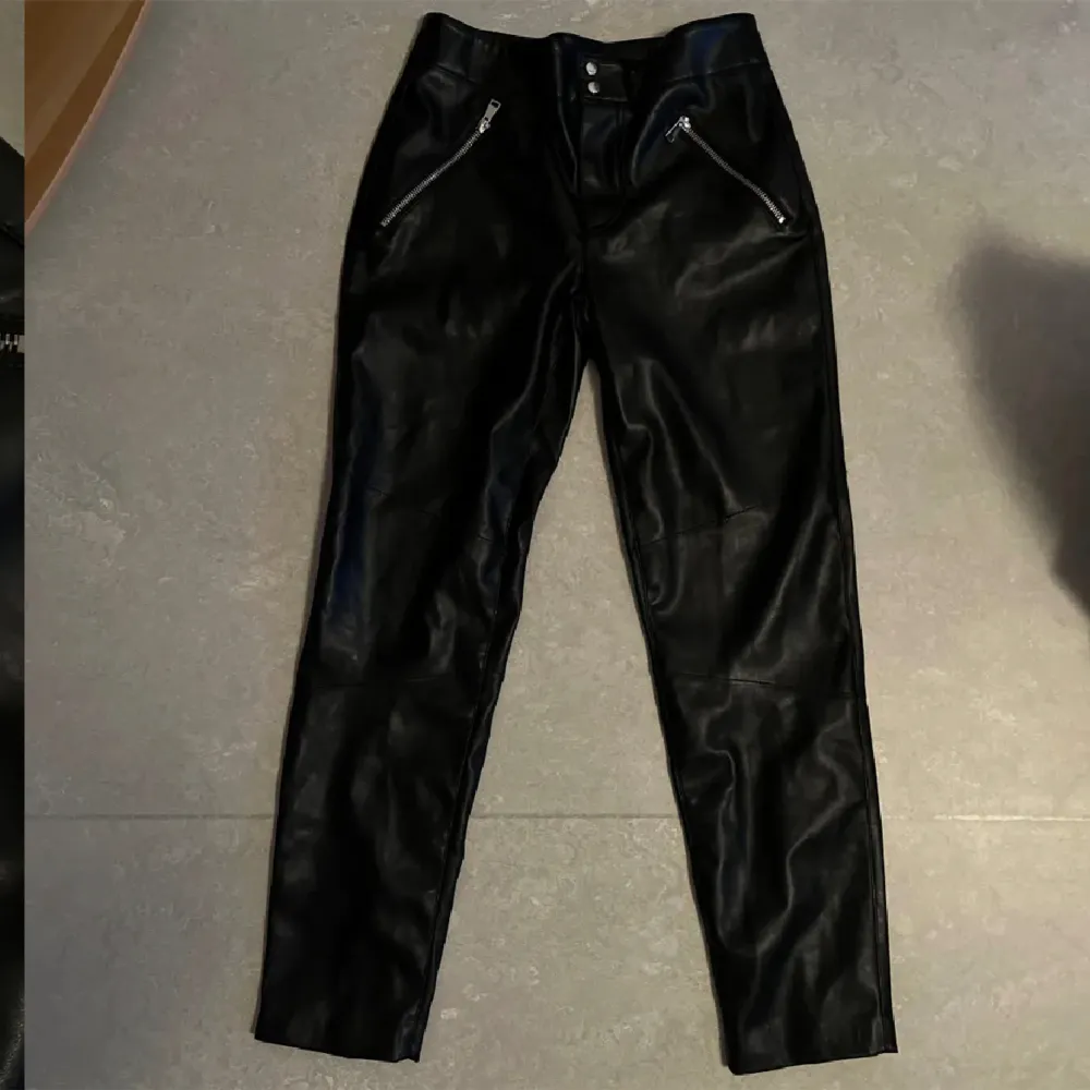Svarta faux läderbyxor med dragkedja från Zara i strl 36!. Jeans & Byxor.