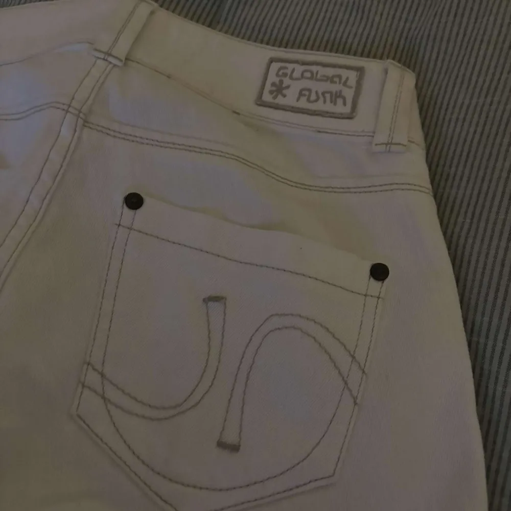 Jeans från global funk, byxorna är straight och low Waist. Jeans & Byxor.