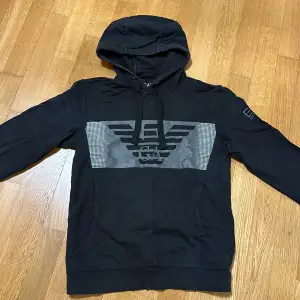 EA7 hoodie, svart, strl S-M