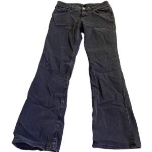 svarta lowwaisted jeans från h&m (divided). strl. 40, okej skick.