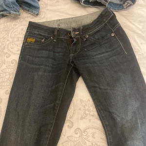 Jeans från GStar - Jeans som är lågmidjade som är varken utsvängda elelr bout cut