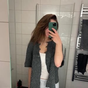 Kofta - Jättefin kofta med t-shirt ärmar passar mig som är S fast den är i L