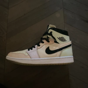 Air Jordan 1 Zoom ”Easter”  - Nike Air Jordans 1 i mycket bra skick, använts ett fåtal par gånger. Material av skin och textil.