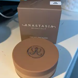 Säljer min Anastasia cream bronzer som jag bara testat men tyckte de inte passade min hy. 