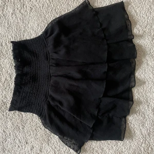 Svart volangkjol - Stretchigt volangkjol med prickigt mönster i tyget  Bra kvalite Passar xs-m