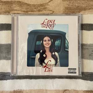 Lana Del Rey - Lust For Life CD 🪐 (bilden i CD:en är liite förstörd men själva skivan fungerar perfekt)