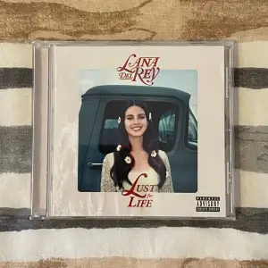 Lana Del Rey - Lust For Life CD 🪐 (bilden i CD:en är liite förstörd men själva skivan fungerar perfekt)