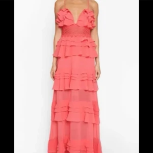 True decandance klänning  - storlek 8, motsvarar 36. Endast använd en gång, i fint skick, lite smutsig längst ner men kan tvättas, och en söm bak har lossnat lite (se bild 3) men jag har sytt ihop det! 🩷en volang är uppsydd, jag är 167 och den är perfekt lång på mig med klackar