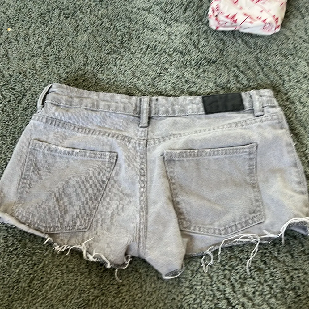 Ljus grå lågmidjade jeans shorts från lager 157. Jätte bra skick bara använt några få gånger.. Shorts.