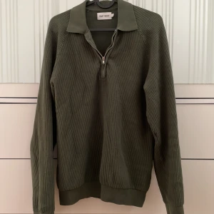 East West - half zip sweatshirt  - Bra skick, storleken är S men passar M väldigt bra. Är 178 cm och passar bättre vid längre personer