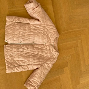 Trekvartsärmad jacka - Köpt på vinted, passar mig som vanligtvis har XS-S