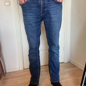 Säljer min killes blåa jeans från Nudie! De är uppsytta i benen så passar 31/30 skulle jag uppskatta (han är 180 cm). Mycket bra skick då de inte är använda så mycket! Nypris: 1600 kr, säljer för 600 kr (pris kan diskuteras vid snabb affär